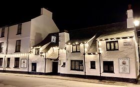 Jolly Sailor Inn - The Oldest Pub In Looe - Family Run And Full Of Charm And Character
